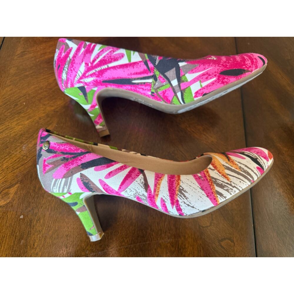 LifeStride Women Paris Pumps 7M Pink Green Tropical Floral Slip On Heels Comfort - Picture 3 of 16